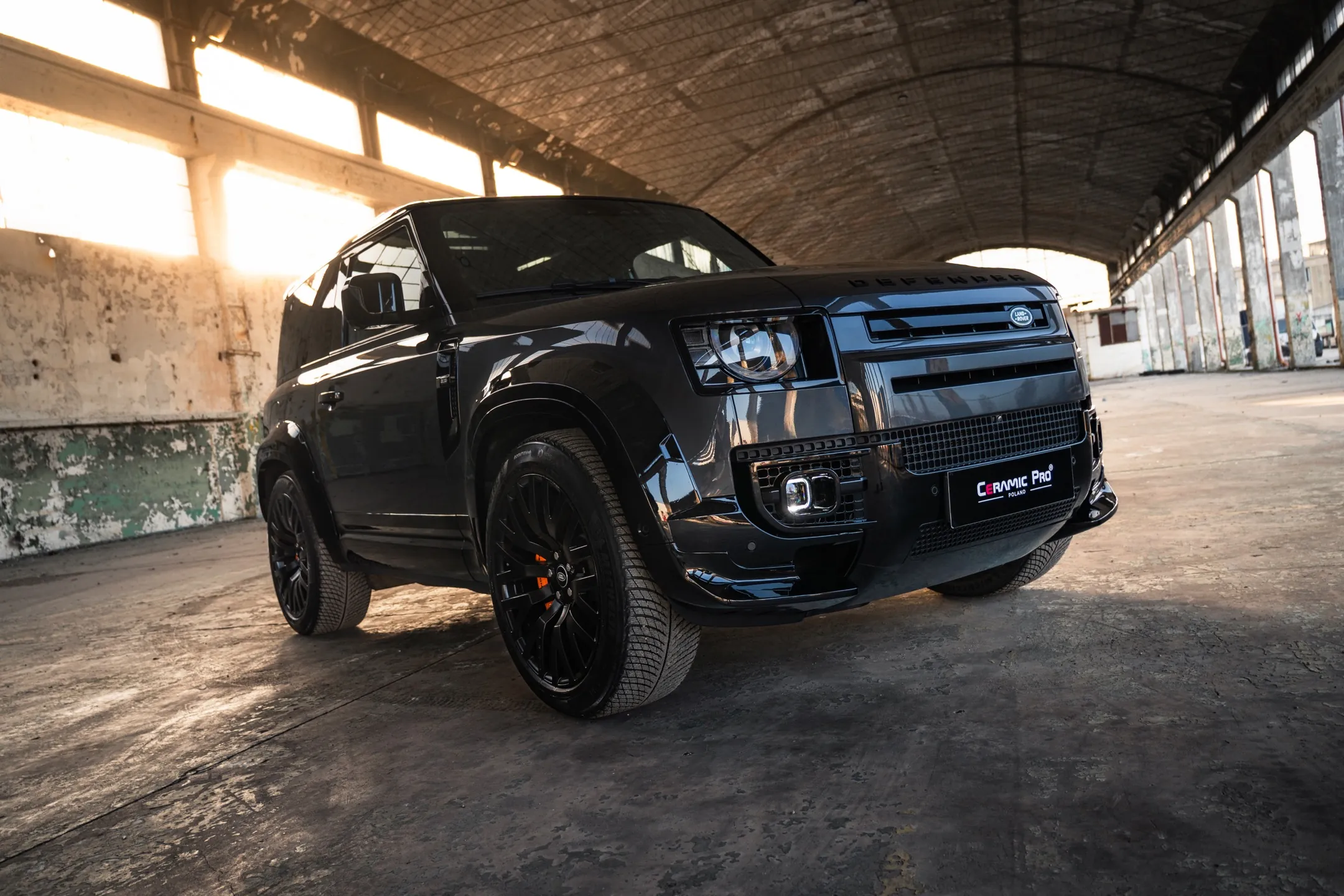 Urban Automotive Defender przód w hali